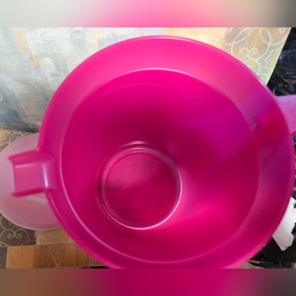 Tupperware Pink Pitcher with Lid 1 Gal - Picture 7 of 10